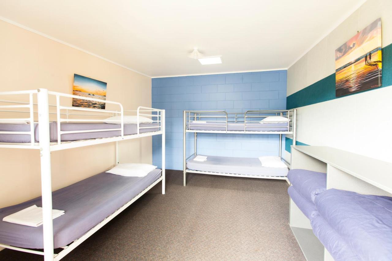 Beachcomber Lodge & Backpacker Каитаиа Экстерьер фото