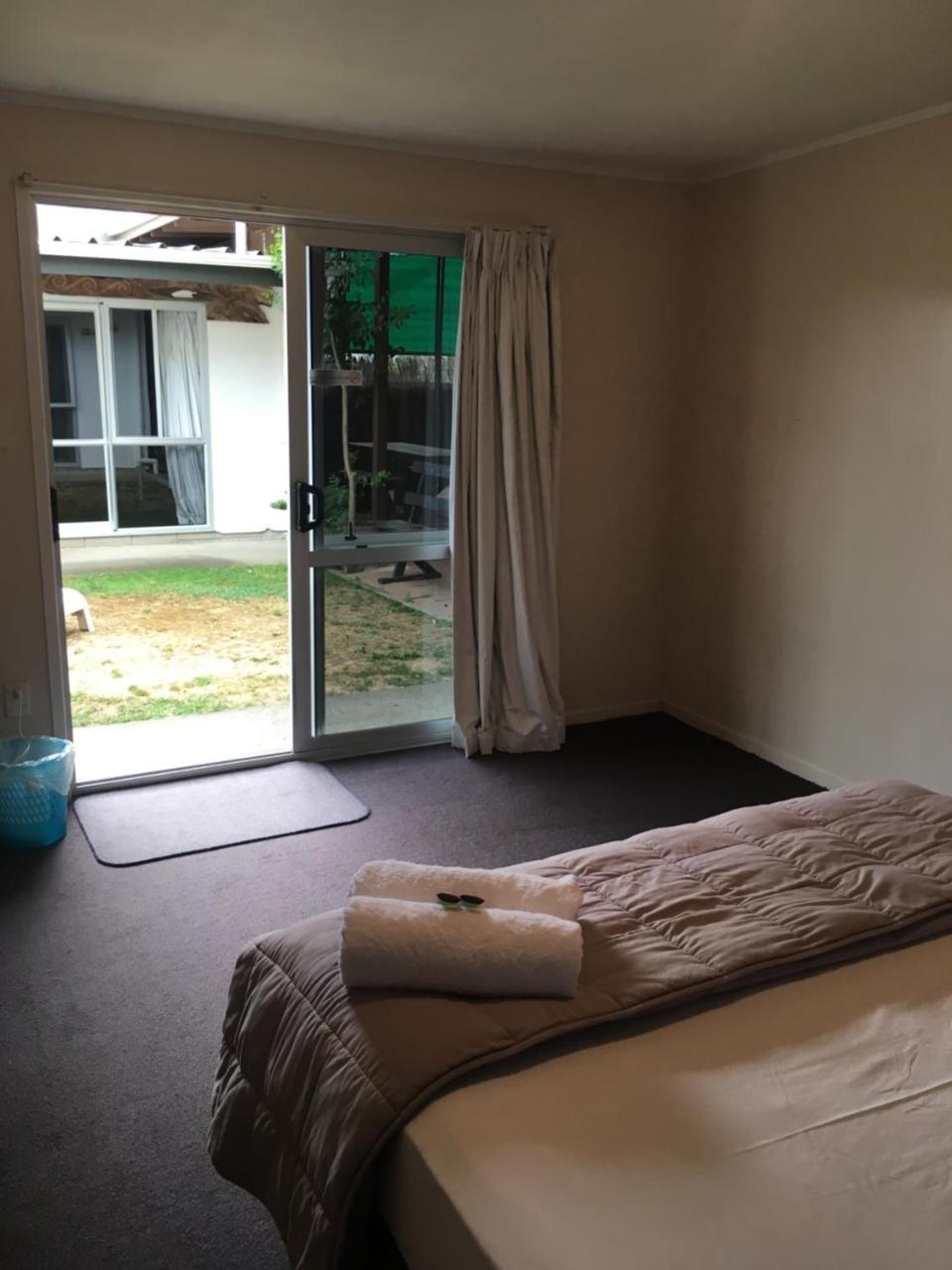 Beachcomber Lodge & Backpacker Каитаиа Экстерьер фото